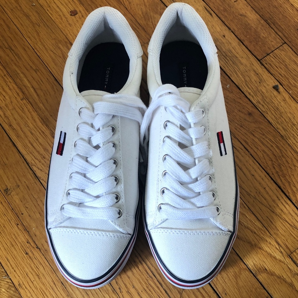 Tommy Hilfiger White Canvas Low-Top Sneakers with Flag Detail